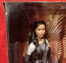 Load image into Gallery viewer, KATNISS - HUNGER GAMES CATCHING FIRE DOLL - BARBIE COLLECTOR - NEW IN BOX